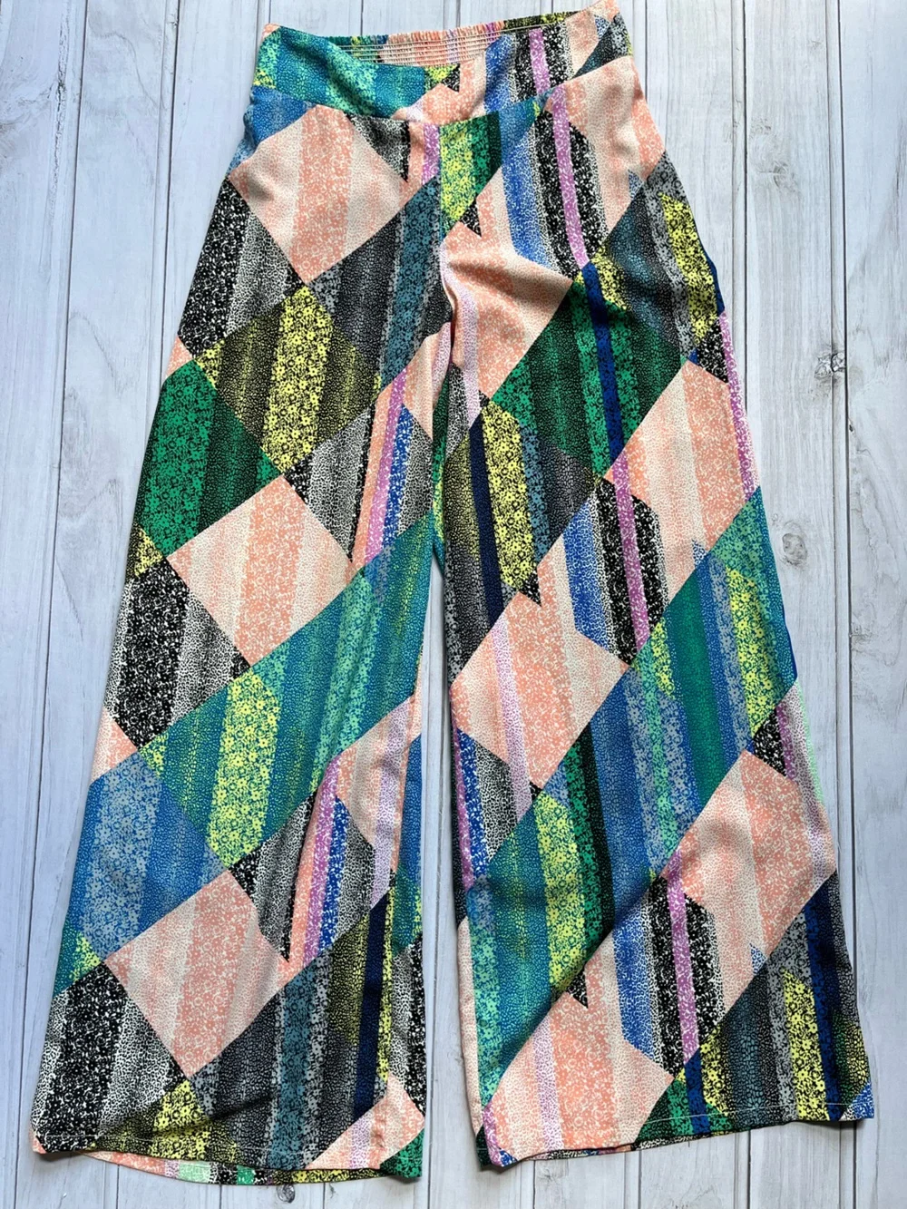 Women’s Bar lll geometric colorblock wide leg palazzo pull on pant. Size medium
